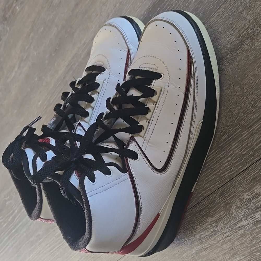 NIKE AIR JORDAN 2 RETRO. Chicago White, Black And Red. Size 6.5Y